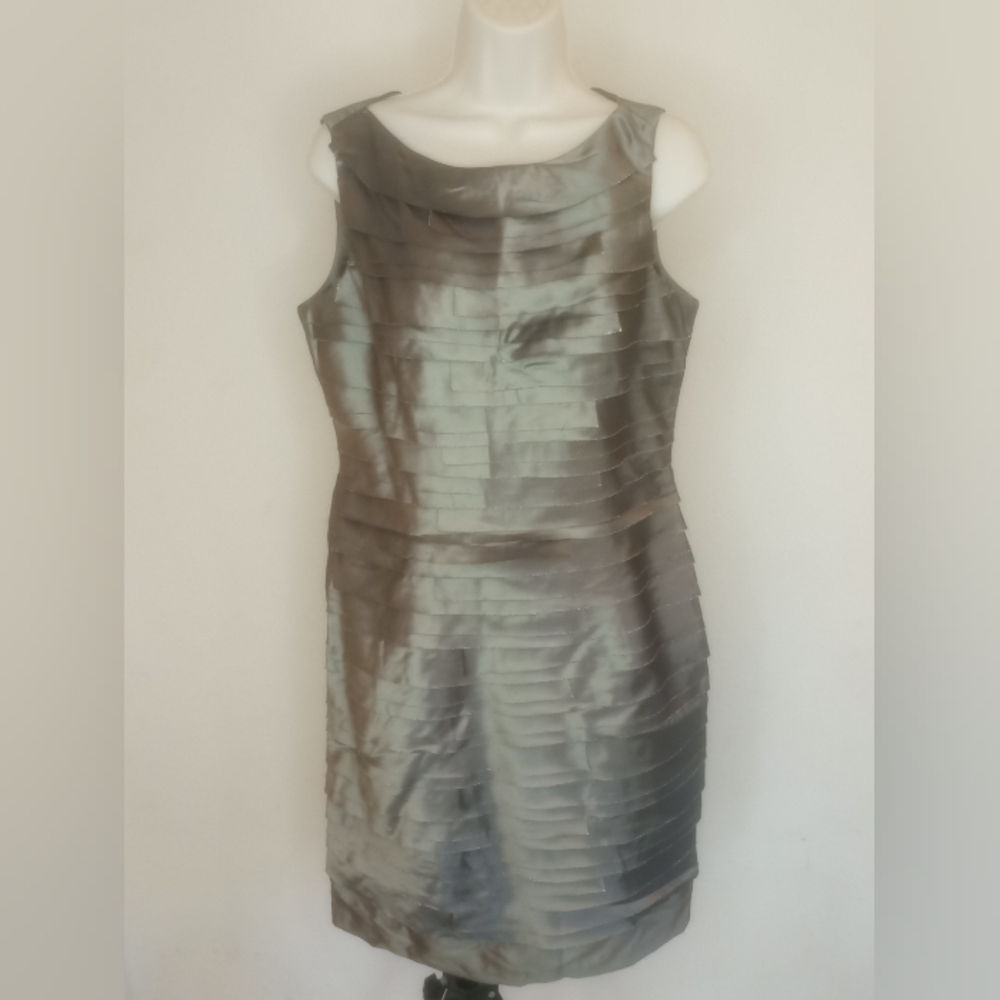 Elegant Sleeveless Dress in Metallic Gray London Time Petite 12P - Picture 1 of 10